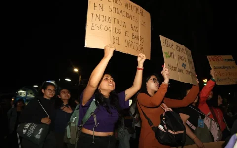 Estudiantes y activistas gritaron consignas y pidieron justicia ante las muertes de Nathaly Mafla y Mónika Silva.