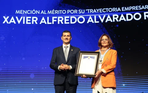 Ana Cecilia Alvarado recibe el reconocimiento para su padre Xavier Alvarado.