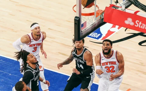 Jugadores de los New York Knicks y los San Antonio Spurs en acción durante el Juego 4 de las Finales de la NBA.