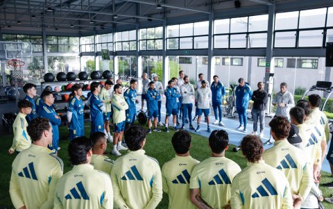 Almada junto a Rubens Valenzuela y Darwin Quintana, su cuerpo técnico entrenan con América.