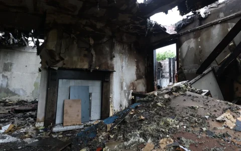 Una casa incendiada tras una noche de violentos disturbios en Antrim Road, en Newtownabbey, Irlanda del Norte, el 11 de junio de 2026.