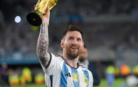 Lionel Messi con una réplica de la Copa Mundial tras un partido amistoso contra Panamá