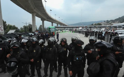 Integrantes de la Secretaría de Seguridad de México bloquean el paso de buses donde viajan estudiantes para manifestarse junto a la CNTE.
