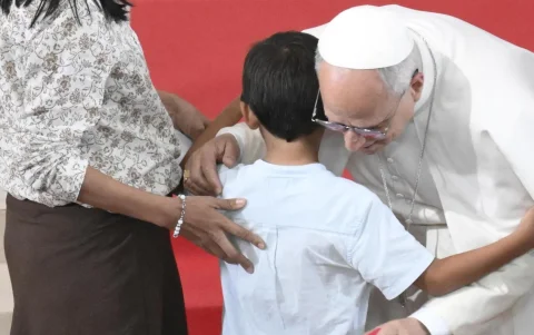 El Papa abraza a Renzo