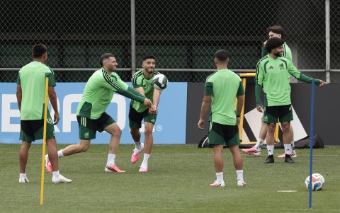 La selección de México llega con equipo completo.