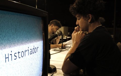 La obra se construye a partir de recortes de prensa, cables de agencia, manifiestos, textos históricos y fragmentos literarios.