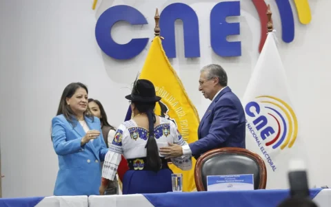 Elena Nájera, Esthela Acero y José Cabrera pusieron los votos para el cambio de autoridades en el CNE.