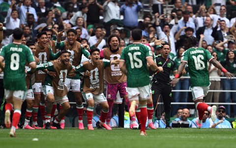 Julián Quiñones marcó para México.