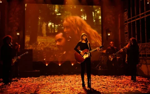 Taylor tocando por primera vez la versión de 10 minutos de 'All to Well' en SNL