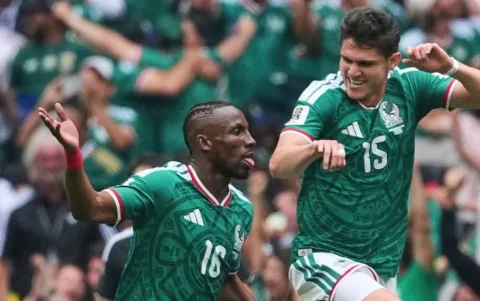 Julián Quiñónez (i) en el festejo de gol en México vs Sudáfrica.