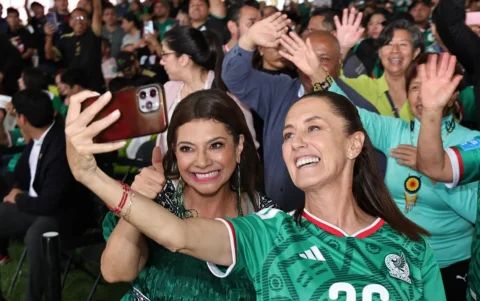 La jefa de Gobierno Clara Brugada (i) y la mandataria Claudia Sheinbaum (d), tomando una foto rodeadas de aficionados en un Fan Fest de la Ciudad de México (México).
