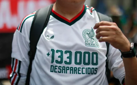 Una persona viste una camiseta con un mensaje en protesta por desaparecidos durante una manifestación este jueves, rumbo al estadio Ciudad de México (México).