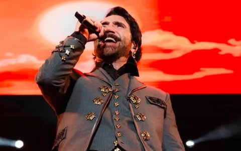 Hace tres semanas, Alejandro Fernández cautivó con su renovada imagen durante un concierto.