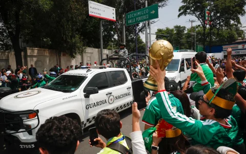 Aficionados animan previo a la inauguración del Mundial de la FIFA 2026 este jueves, en el estadio Ciudad de México (México).