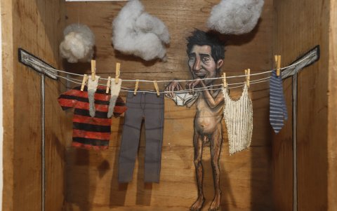 La exposición recorre distintas etapas de su producción, desde los ensamblajes y piezas tempranas hasta retratos.