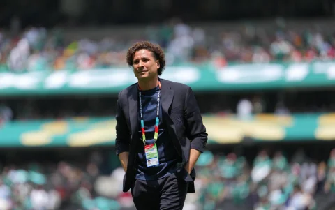 Memo Ochoa en la cancha del Estadio Azteca previo a México vs. Sudáfrica.