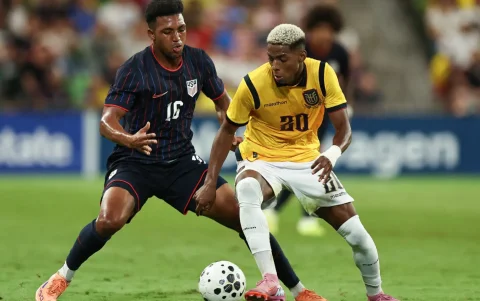 Nilson Angulo (der.), en un partido con la Selección de Ecuador.