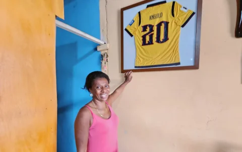 La madre de Nilson Angulo, Dora Ramírez, conserva en su casa recuerdos de su hijo, seleccionado de Ecuador.