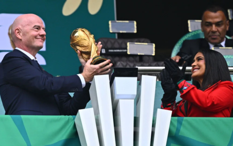 Hayek posó junto al presidente de la FIFA, Gianni Infantino, quien sostuvo el trofeo que se entregará al campeón del certamen.