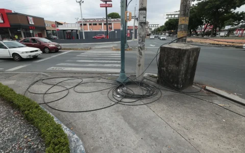 Los cables sueltos en las aceras dificultan el paso de los peatones en varios tramos de la avenida Domingo Comín.