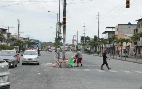 Un problema recurrente en la avenida Domingo Comín es la mala disposición de desechos.