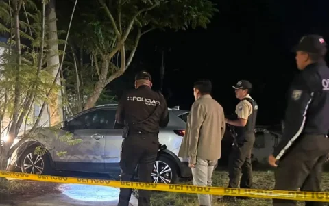 La Policía levantó indicios en la escena donde ocurrió el presunto sicariato en la vía a Cumbayá.