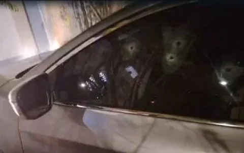 El automóvil presentó múltiples perforaciones luego del crimen registrado en la avenida Guayasamín.