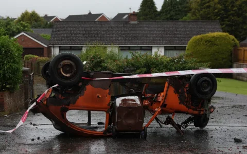 Un vehículo quemado después de una noche de disturbios violentos en Antrim Road, en Newtownabbey, Irlanda del Norte, el 11 de junio de 2026.