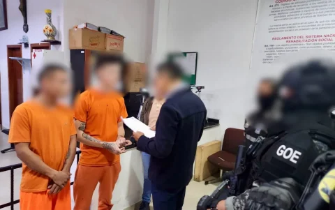 Agentes ingresaron a la Cárcel El Inca durante operativo contra red de robo de vehículos en Quito.