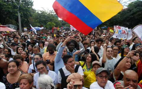 Simpatizantes del senador y candidato a la Presidencia de Colombia Iván Cepeda asisten a un encuentro político.