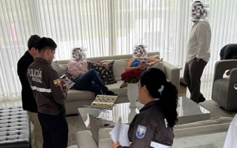 Funcionarios de Inmobiliar y de la Policía Nacional en el inicio del procedimiento de incautación.