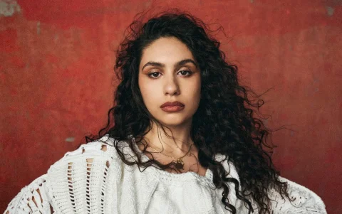 Alessia Cara cantante que asistirá al show de inauguracion del Mundial en Canadá