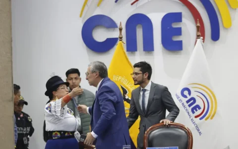 En medio del proceso electoral se dio la remoción de Diana Atamaint como presidenta del CNE y la designación de José Cabrera como nuevo titular.
