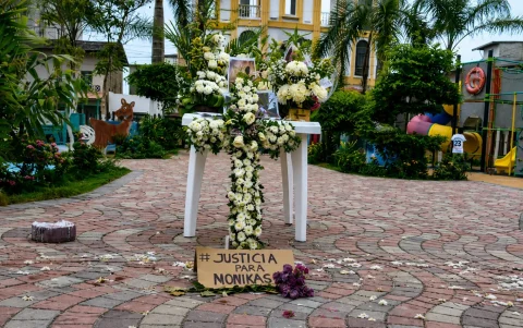 Los arreglos florales en honor a Mónica Silva se encuentran en el parque central de Montañita.