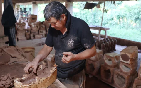 David Chun es el alfarero guaraní al frente de las figuras de Gustavo Alfaro.