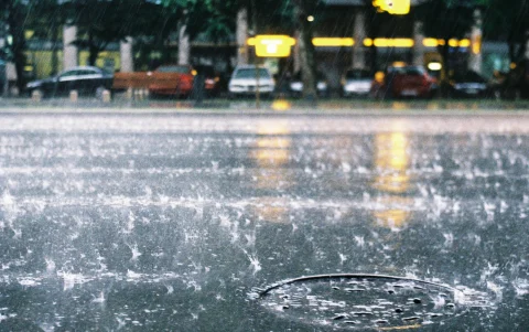 Referencial.Las precipitaciones se intensifican en zonas urbanas de Ecuador, mientras el pronóstico advierte lluvias continuas hasta el 15 de junio por el avance de El Niño
