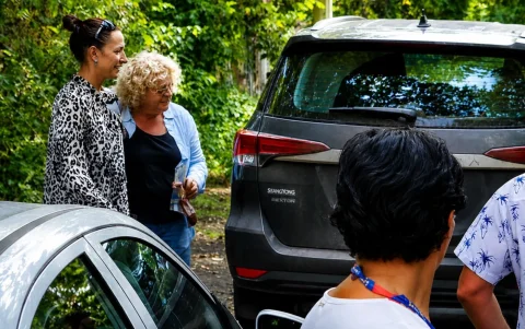 Arribó la tarde de este viernes al barrio El Tigrillo, en Montañita, Irena Hajduk, madre de Monika Silva