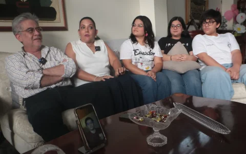 De izquierda a derecha: Bernardo Barcia, Emma Cordero, Adriana, María José y José Antonio Barcia.