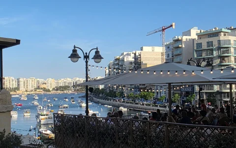 Las cafeterías se llenan de turistas durante el verano.