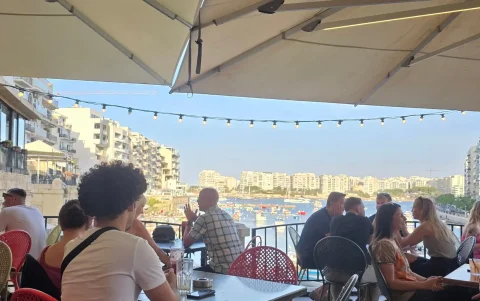 Decenas de turistas llenan las cafeterías en Malta.
