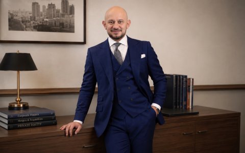 Menos es más, la combinación de azul con neutros es mucho más elegante.