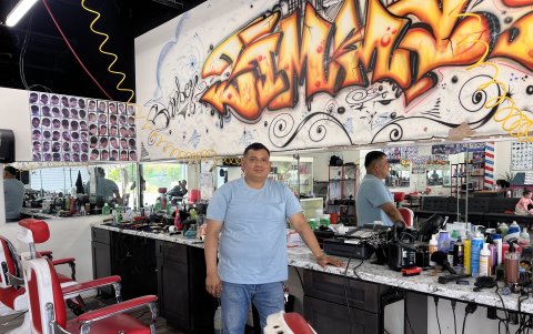 Jimmy Damián posa en una de sus tres barberías en Filadelfia, espacios que él mismo levantó desde abajo tras emigrar hace 20 años.