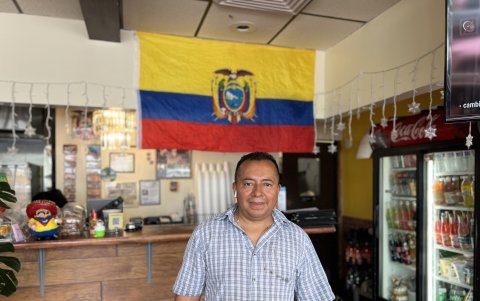 Frente a la bandera tricolor que identifica su local,