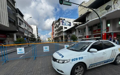 La policía, junto a los agentes civiles de tránsito, cerraron la zona para resguardar la escena de la explosión.