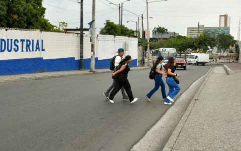 Los estudiantes deben cruzar al apuro debido a que los conductores no reducen la velocidad, incluso en la curva que conecta a las avenidas Juan Tanca Marengo y Las Aguas.