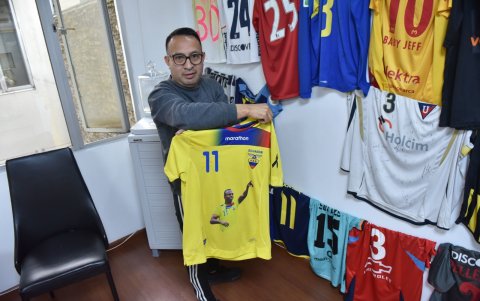 Curipoma tiene una colección de camisetas obsequiadas por jugadores como agradecimiento por su trabajo.