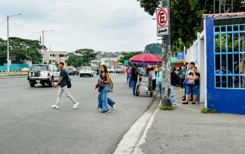 En el ingreso principal del campus Mapasingue confluyen estudiantes y comercio.