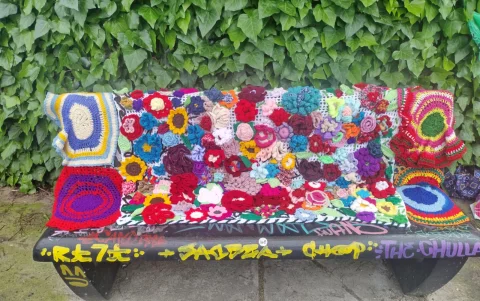 Las crocheteras tejieron flores y vistieron una banca ubicada cerca del cine Ocho y Medio.