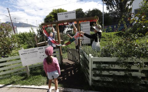 A propósito del Día Mundial del Tejido en Público, colocaron sus obras en el parque Zaldumbide, en La Floresta.