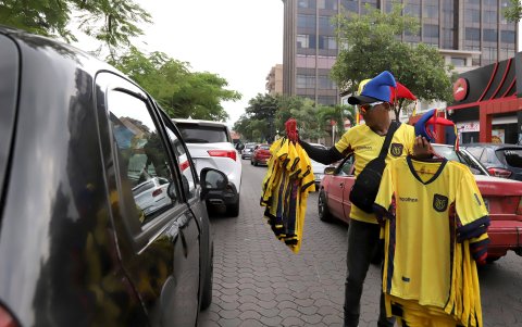 Vender la camiseta de la Selección de Ecuador entre el tráfico requiere más equilibrio que la propia defensa de la Tri.